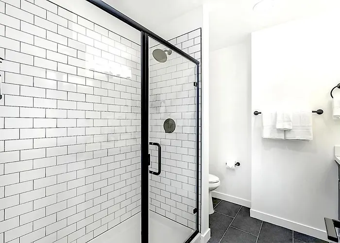 Sapphire Leaf- Luxury 3br- Pool, King Beds, Spacious, Quiet, Garage, Close To Airport And Oldtown